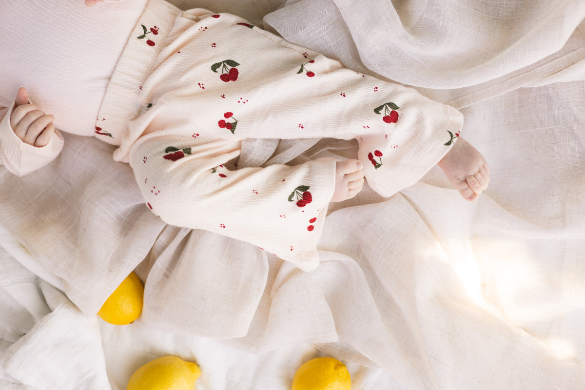 Flairbroek met kersenprint | AOP Pink Sketch