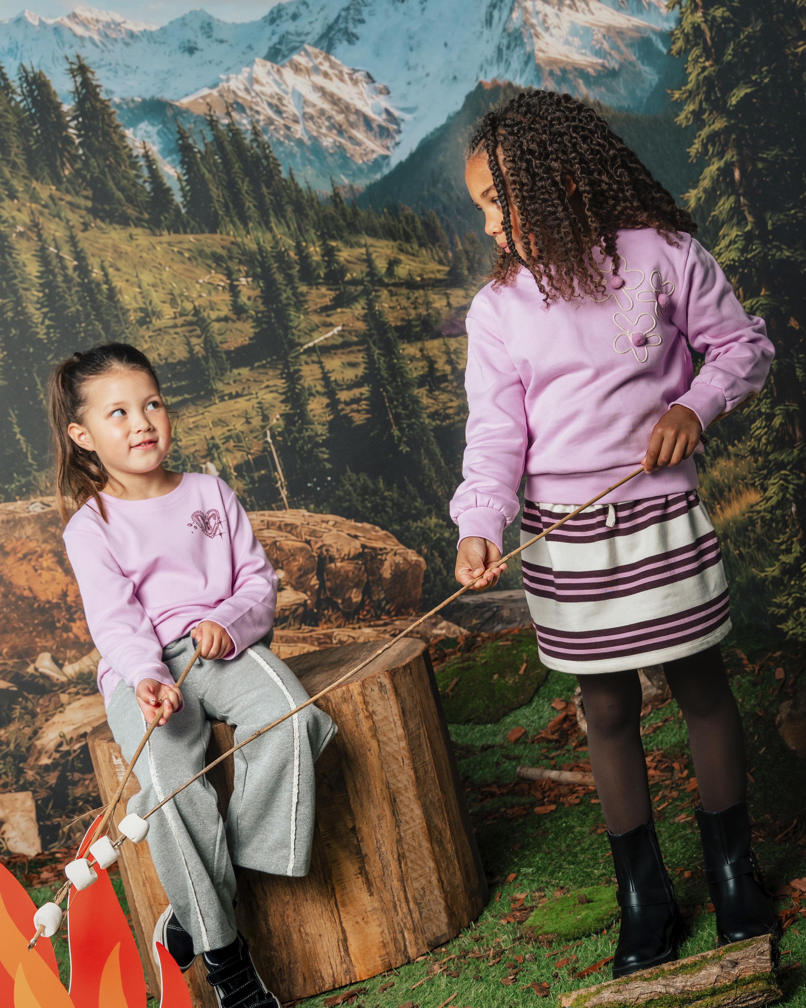 Lichtroze sweater met kleine borduursels | Lavender
