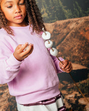 Lichtroze sweater met kleine borduursels | Lavender