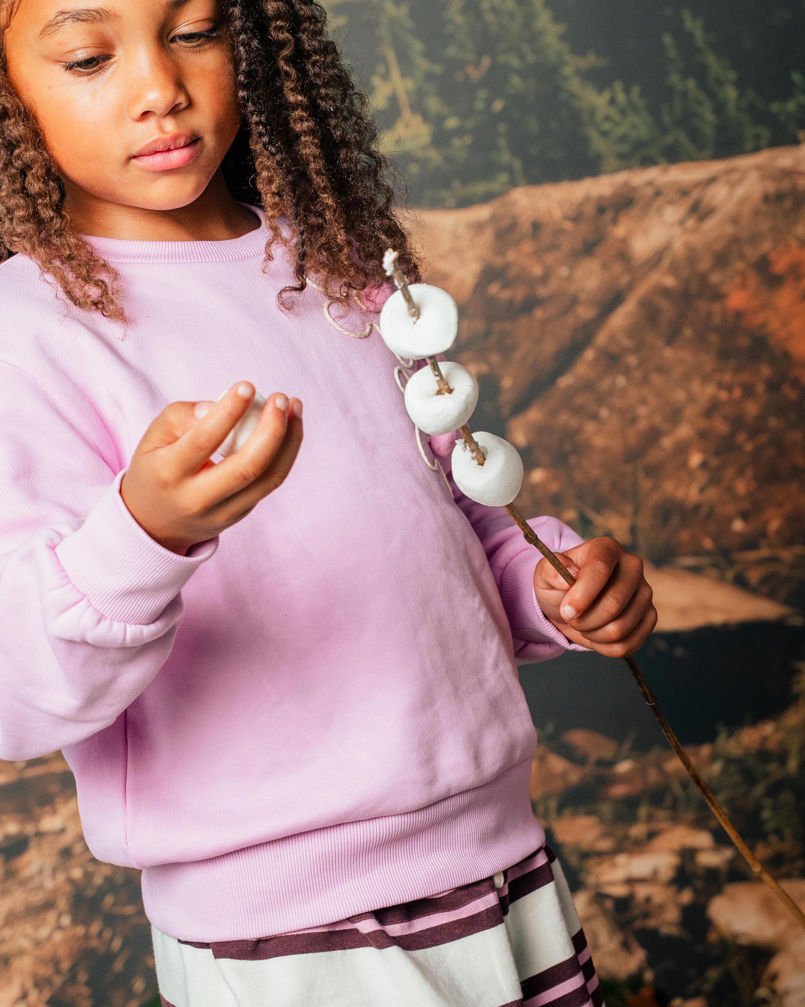 Lichtroze sweater met kleine borduursels | Lavender