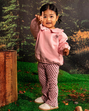 Roze flared broek met bordeaux ruitpatroon | AOP Purple Graphic