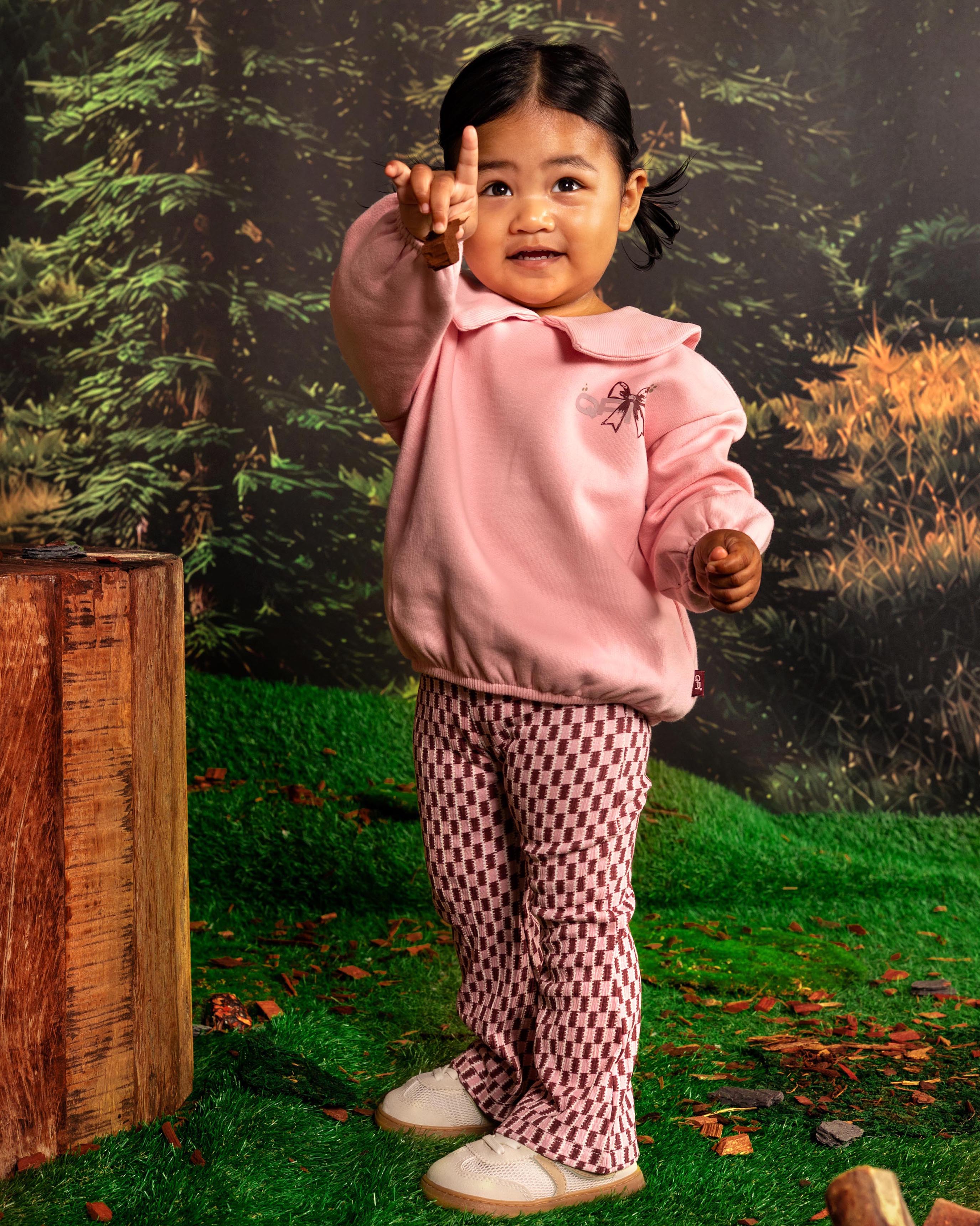 Roze flared broek met bordeaux ruitpatroon | AOP Purple Graphic