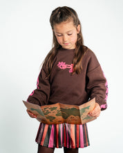 Donkerbruine sweater met roze mouwbies | Brown
