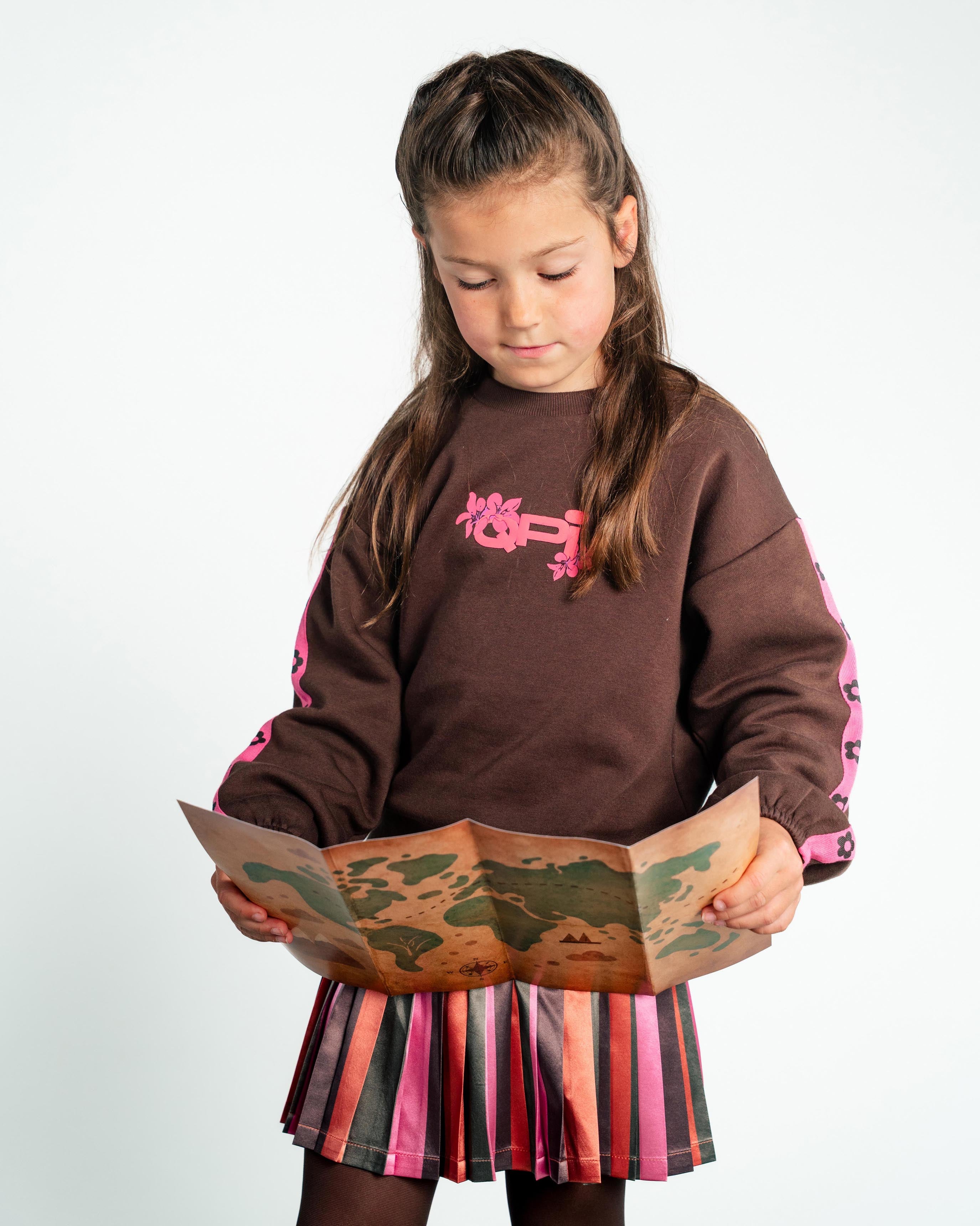 Donkerbruine sweater met roze mouwbies | Brown
