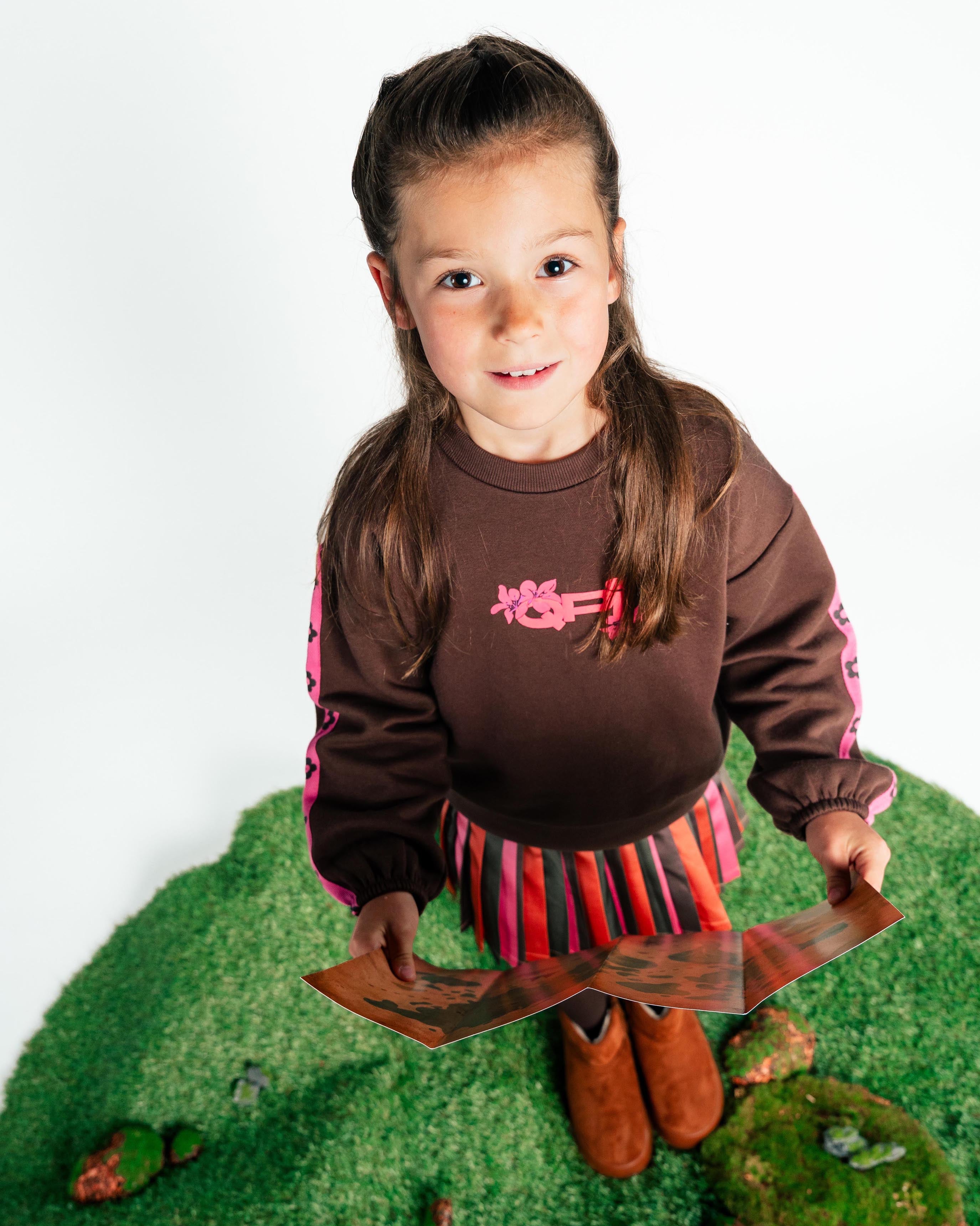 Donkerbruine sweater met roze mouwbies | Brown