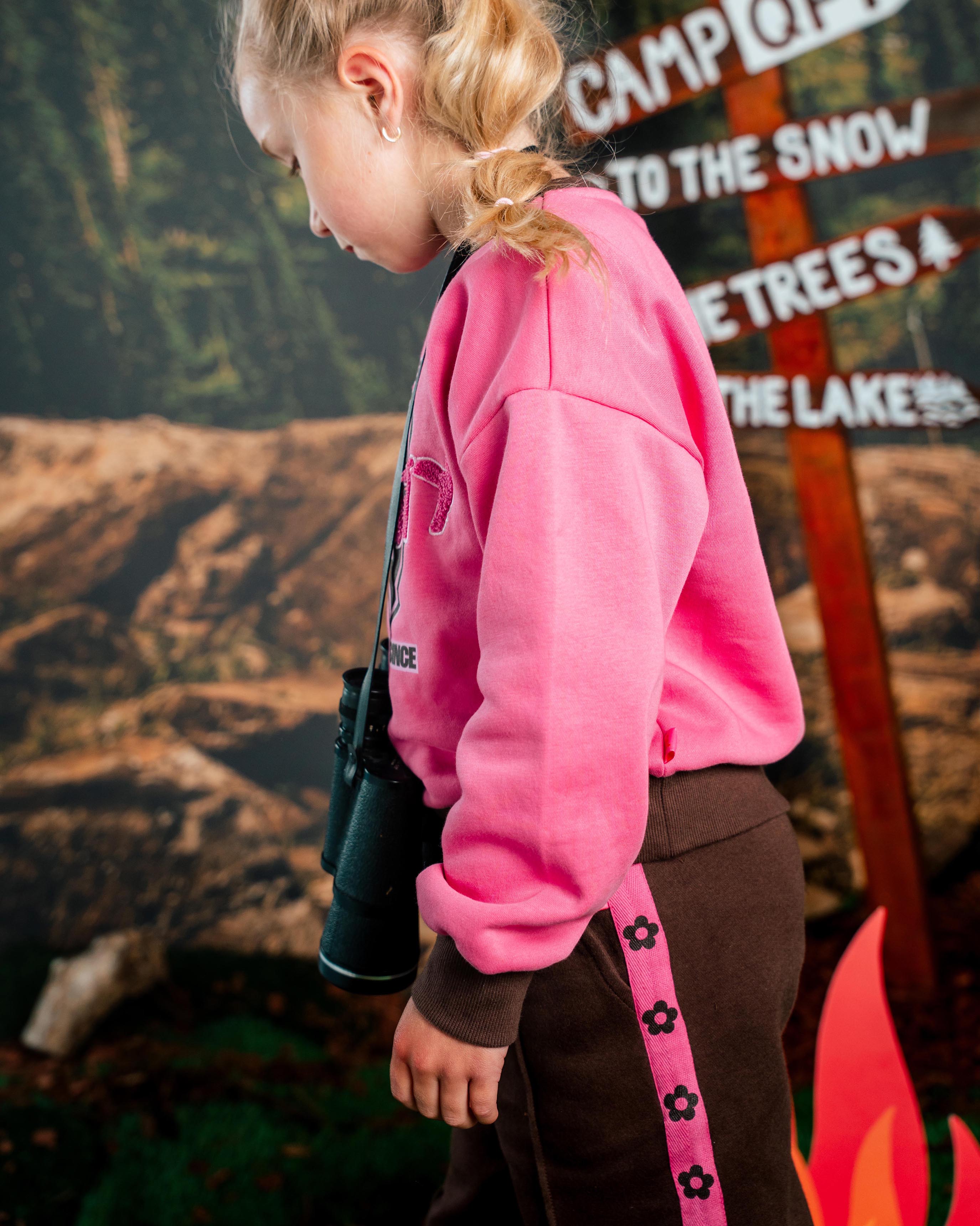Donkerbruine broek met roze zijbies | Brown