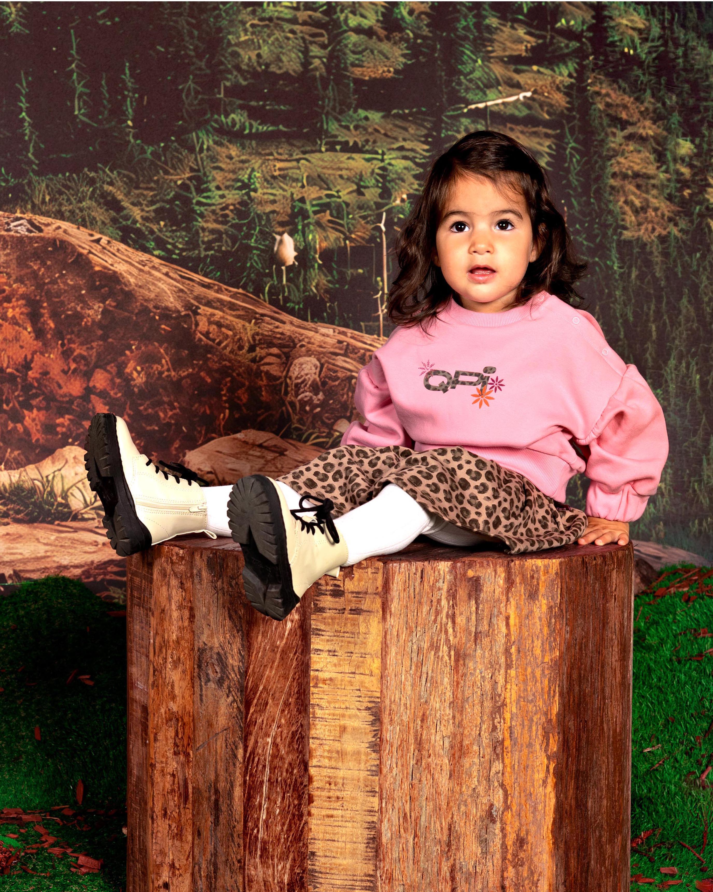Lichtroze sweater met borstprint | Light Pink