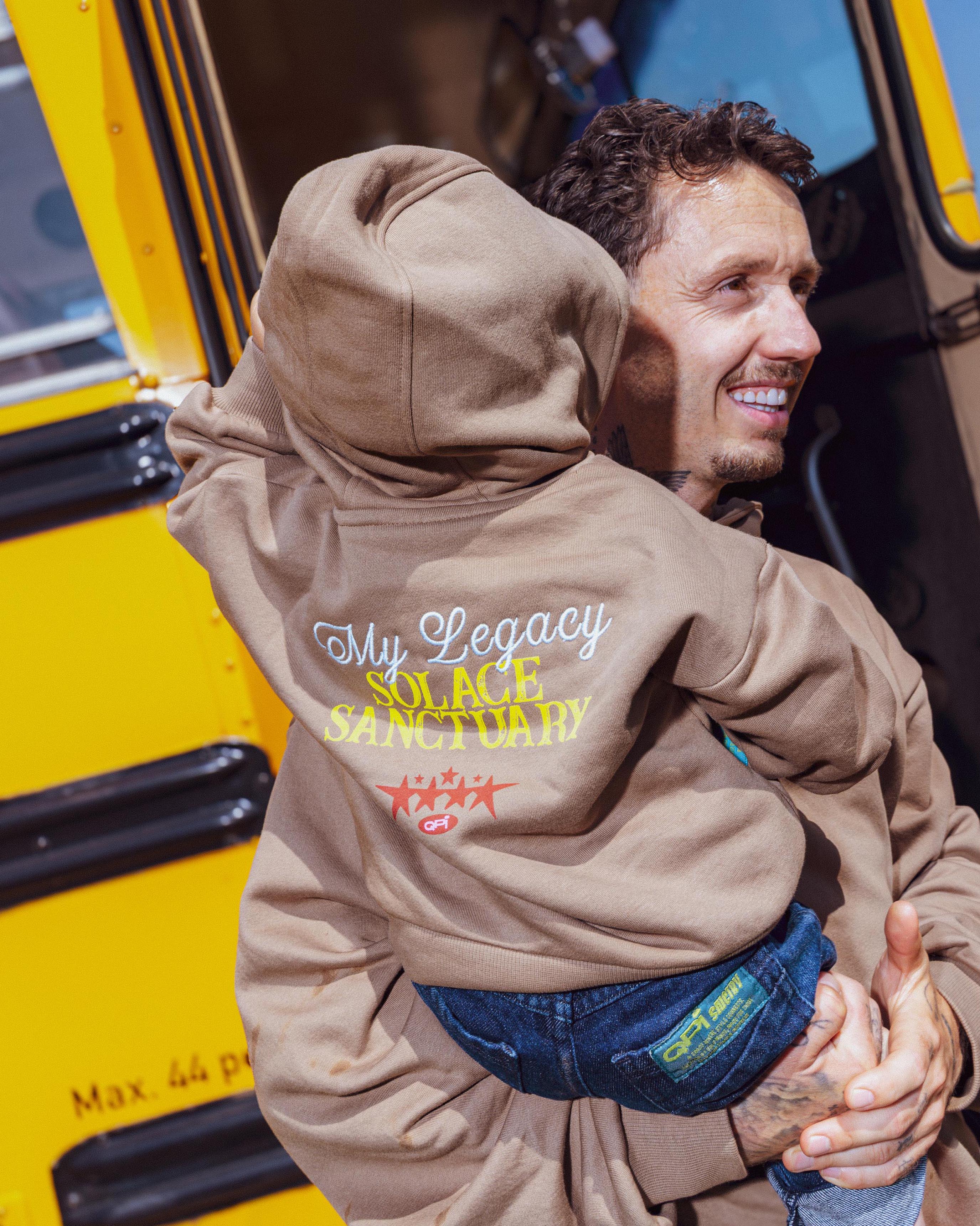 Zandkleurige hoodie met kleurrijke prints | Dessert Sand